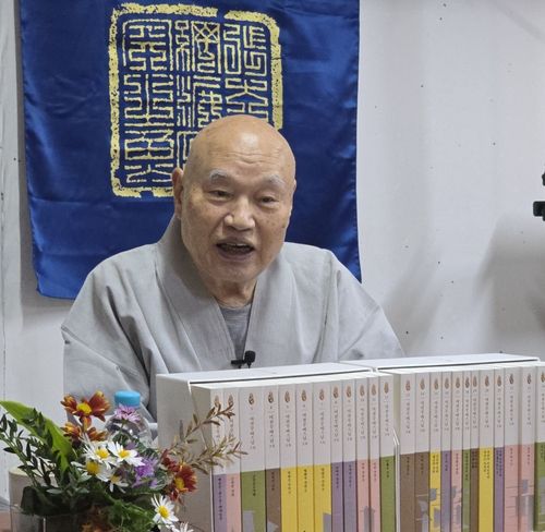 평생 불교 연구 전집으로 정리한 무비스님