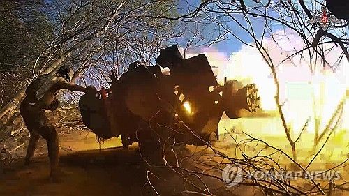 우크라이나 진지 향해 포 발사하는 러시아군