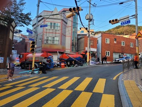 경사로에 미끄러져 내려온 정화조 차량