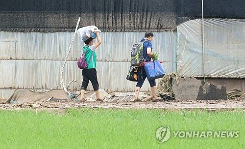 지난 7월 홍수 피해로 집에서 짐만 챙겨 나오는 수재민