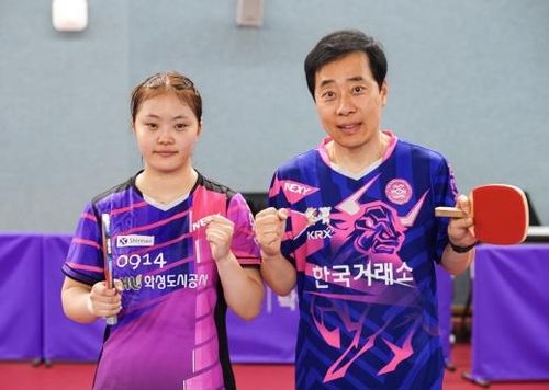 포즈 취한 유남규 한국거래소 감독(오른쪽)과 유예린