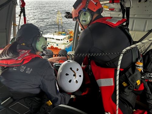 긴급 이송되는 러시아 화물선 응급환자