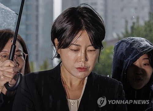문다혜 씨, '음주운전 사고' 조사 위해 경찰 출석