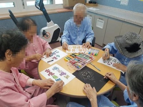 어르신들이 응원 문구를 만드는 모습