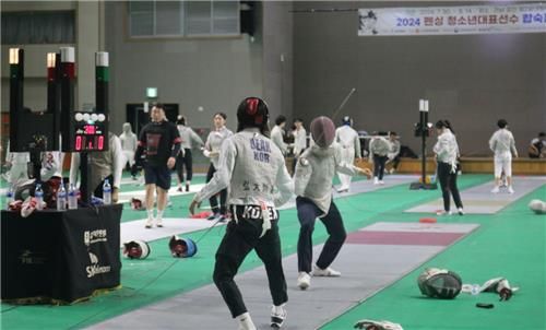 전지훈련 중인 펜싱 선수들