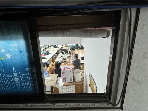 강동구 천호동 건물 지하에 자리 잡은 '짝퉁 공장'