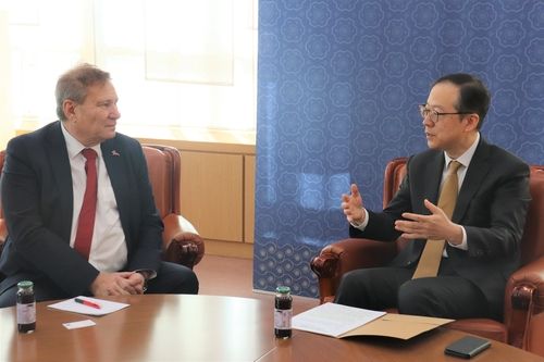 권기환 글로벌다자외교조정관과 필립 두네통 Unitaid 사무총장