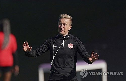 드론 염탐으로 캐나다 여자 대표팀 감독직에서 해임된 프리스트먼 감독
