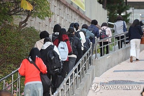 시험장으로 향하는 수험생들