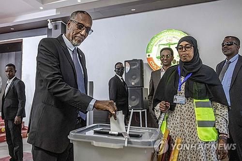 투표하는 무세 비히 압디 소말릴란드 대통령