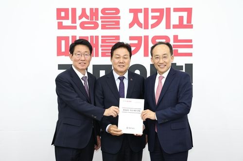 왼쪽부터 김상훈 국민의힘 정책위 의장, 박완수지사, 추경호 국민의힘 원내대표