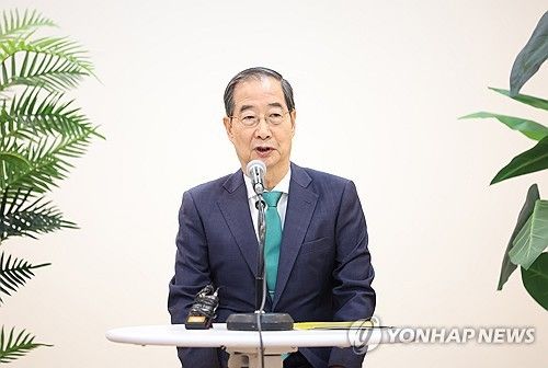 출입기자간담회에서 발언하는 한덕수 총리