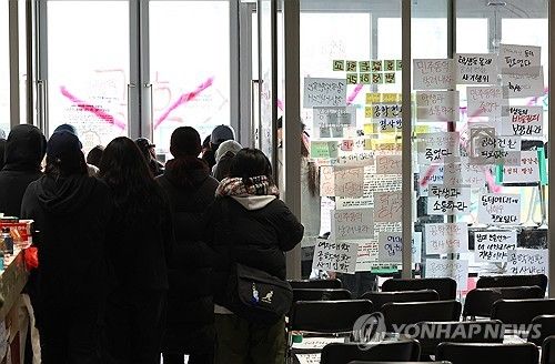 동덕여대 남녀공학 전환 추진 논의에 반발하는 학생들