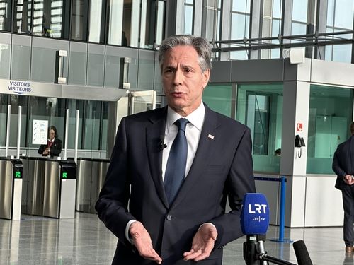 취재진 질문에 답하는 미 국무장관