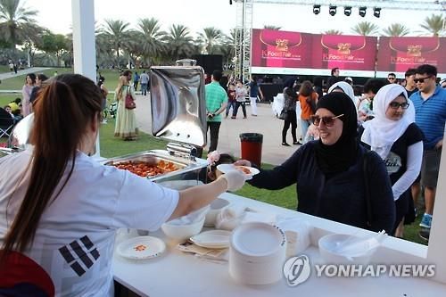 "떡볶이 한 접시 주세요"