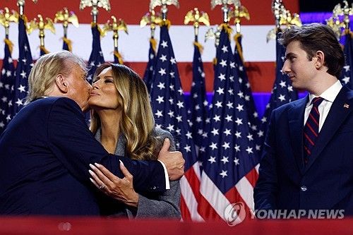 5일(현지시간) 미 대선일 밤 트럼프 부부와 아들 배런