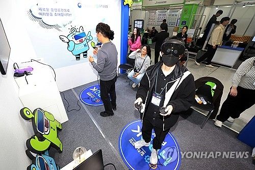 VR 체험하는 박람회 참가자
