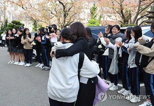 후배들의 응원과 선생님의 격려 받는 수험생