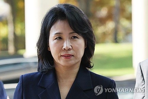 수원지법 들어서는 김혜경 씨