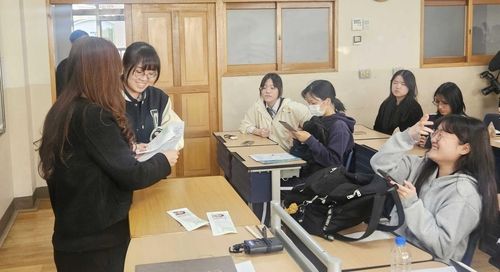 수험표 받는 수험생