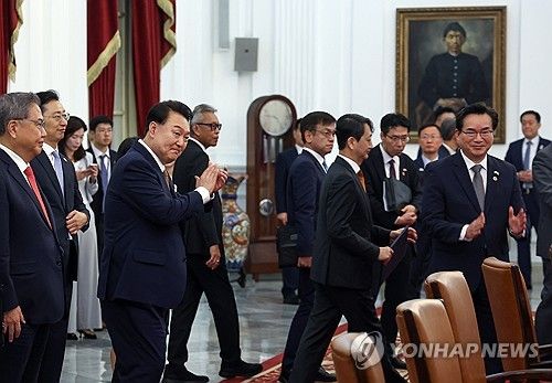 한·인니 MOU 서명 박수치는 윤석열 대통령