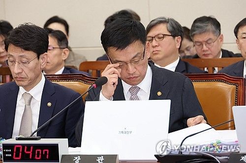 예산안 자료 보는 최상목 부총리