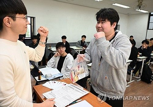 담임 선생님 응원받는 수험생