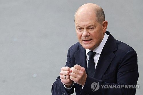 연설하는 올라프 숄츠 총리