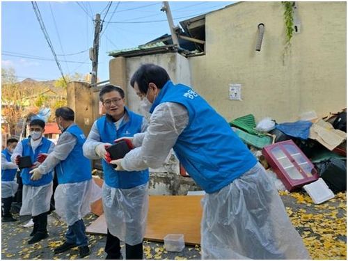 쌍용C&E 임직원, 소외 이웃에 연탄·김장김치 직접 배달