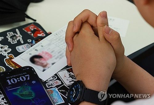 두 손 모은 수험생