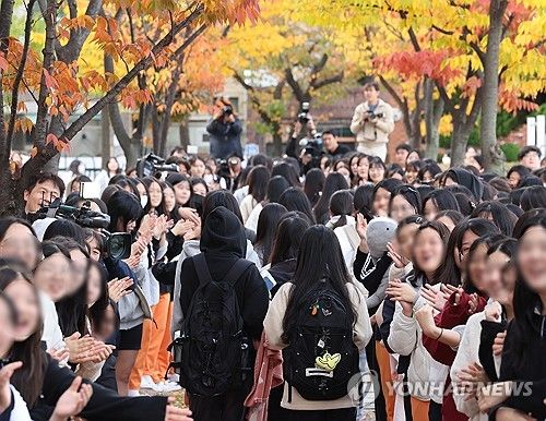 '후배들 응원 받으며'