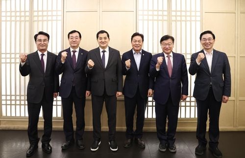 왼쪽부터 박동식 사천시장, 민홍철·박대출 의원, 박완수 지사, 정점식·서천호 의원
