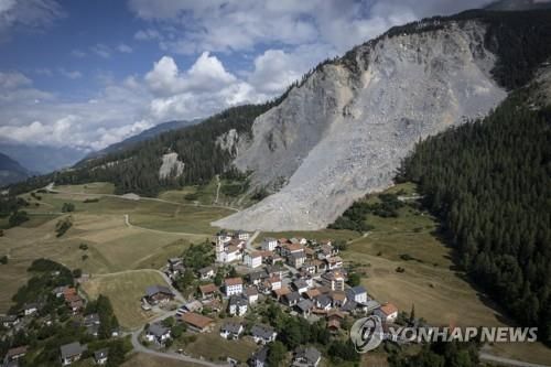 작년 6월 스위스 동부 알불라시 브리엔츠 마을의 산사태 모습