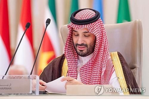 아랍연맹(AL)·이슬람협력기구(OIC) 공동 정상회의서 연설하는 사우디 왕세자 [사우디 국영통신 SPA 제공. AFP=연합뉴스. 재판매 및 DB 금지]