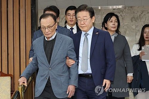 이해찬 상임고문 부축하는 이재명 대표