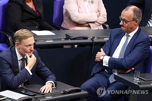 해임된 크리스티안 린드너 전 재무장관(왼쪽)과 프리드리히 메르츠 CDU 대표