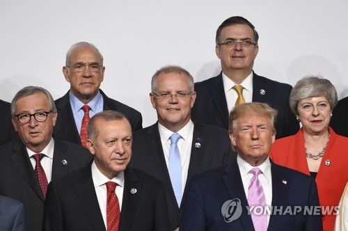 2019년 G20 정상회의장의 트럼프(앞줄 오른쪽)와 에브라르드(뒷줄 오른쪽)