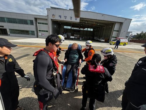 육지로 이송되는 러시아 화물선 응급환자