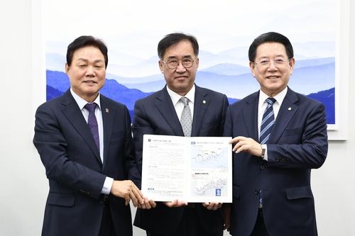 왼쪽부터 박완수 경남지사, 맹성규 위원장, 김영록 전남지사