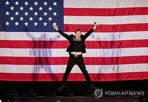 지난달 트럼프 선거운동 지원하는 일론 머스크