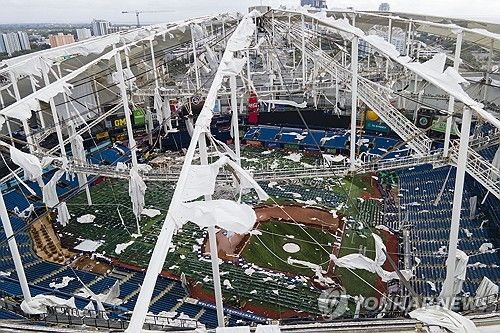 지붕이 뜯겨나간 트로피카나필드