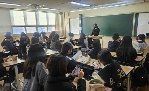 시험장 위치 확인하는 수험생들