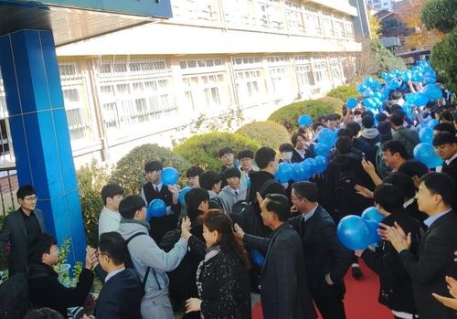 교사, 학부모 등과 손뼉 마주치는 수성고 수험생들