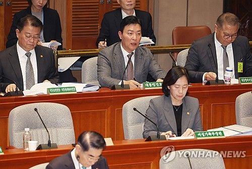 답변하는 김성훈 대통령경호처 차장