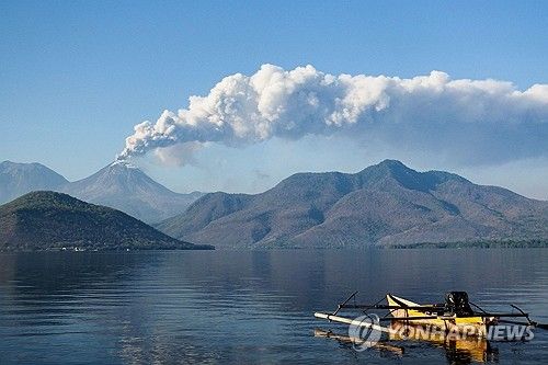 화산재 뿜는 르워토비 라키라키 화산 