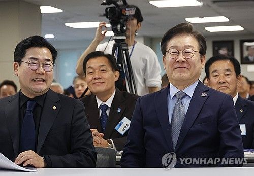 미소짓는 이재명 대표