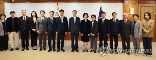 지속가능발전위원 위촉장 전수식 참석한 한 총리