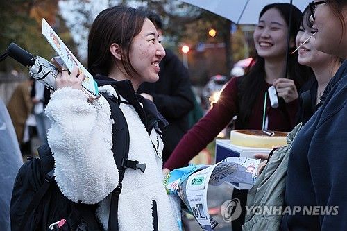 마중 나온 친구에 행복한 수험생