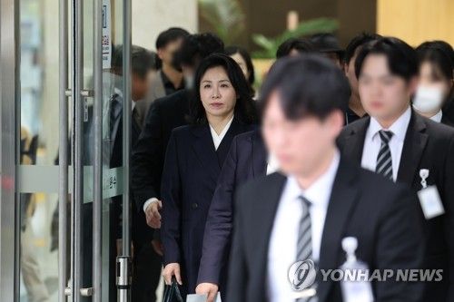 선고공판 마치고 법원 나오는 김혜경 씨