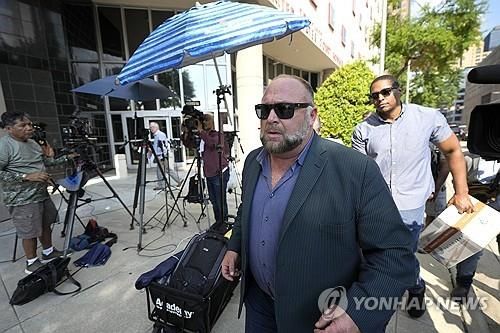 강경우파 음모론자 알렉스 존스